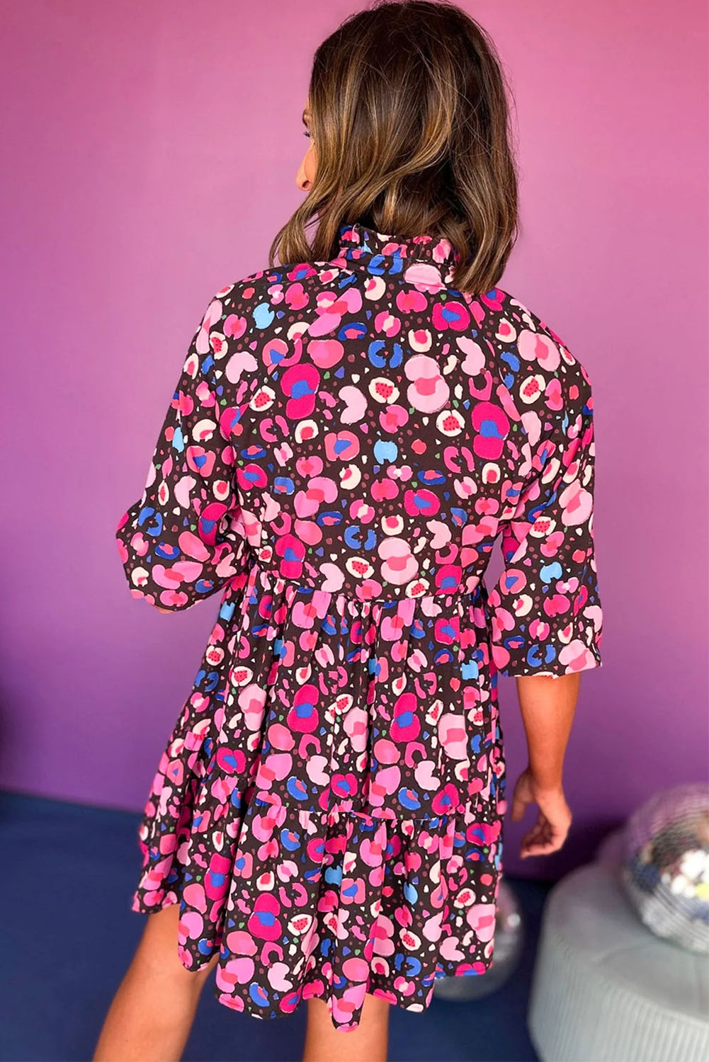 Kurzes Kleid mit abstraktem Rosendruck und V-Ausschnitt und Kragen, halblangen Ärmeln