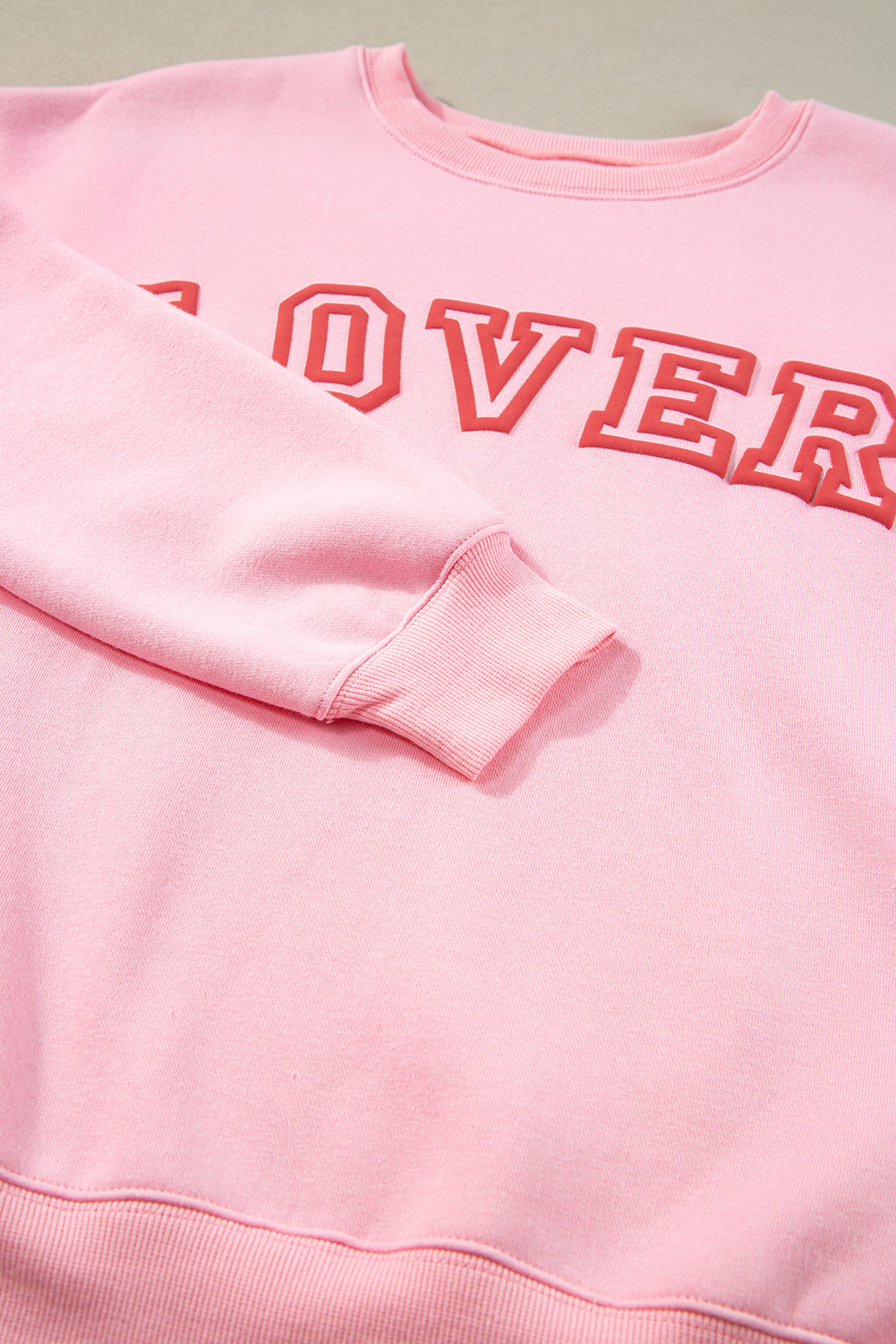 Pinkes LOVER Pullover-Sweatshirt mit Puff-Print und überschnittener Schulter