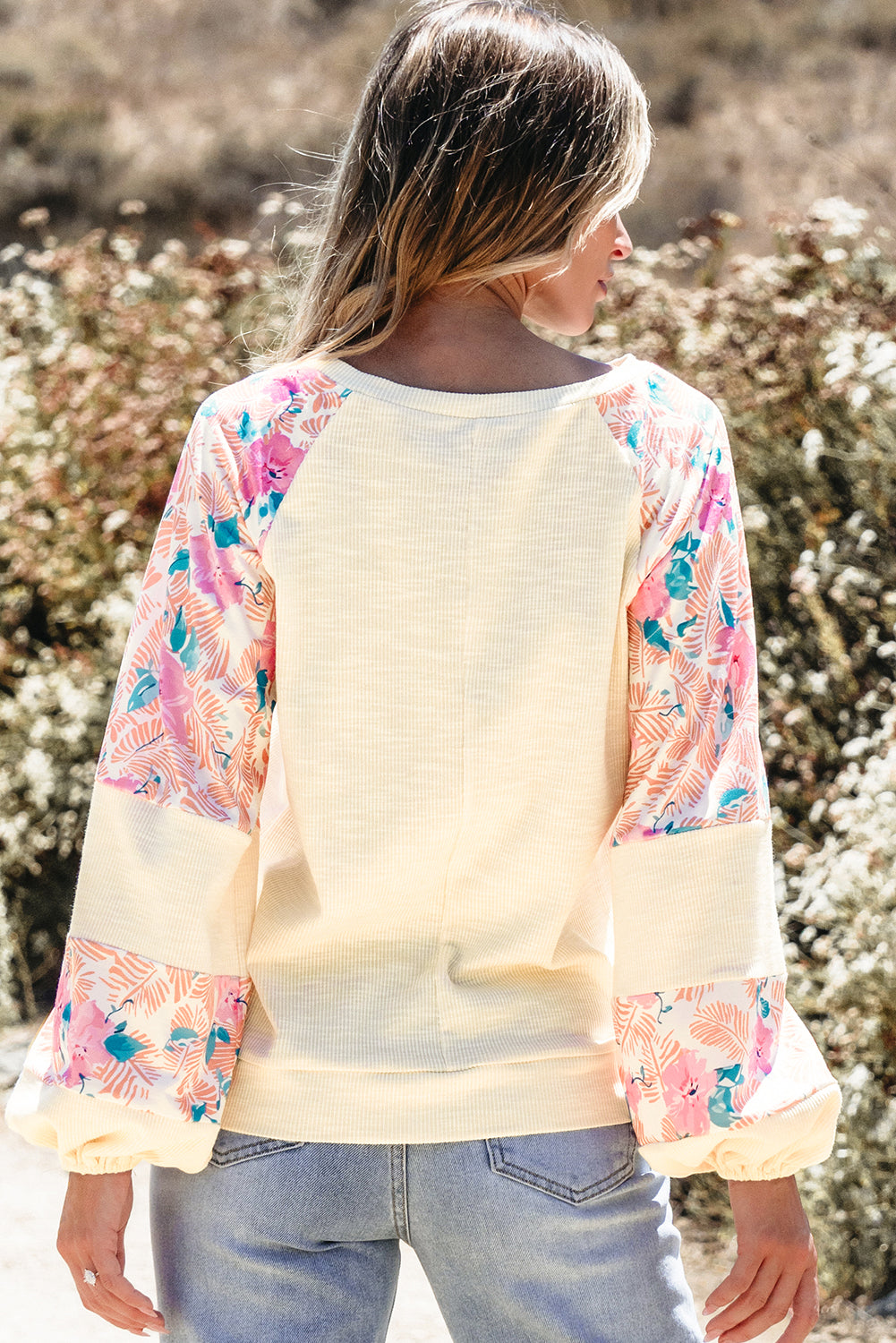 Aprikosenfarbene Bluse mit strukturiertem Patchwork und Ballonärmeln