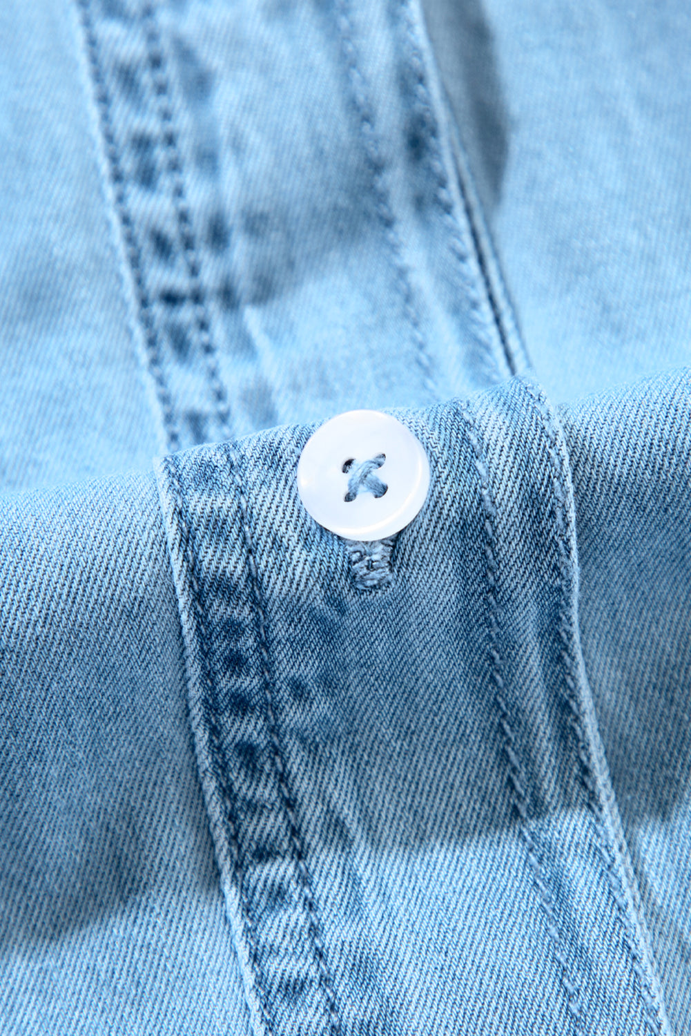 Myosotis – Gerüschtes, geknöpftes Etuikleid aus Denim mit V-Ausschnitt