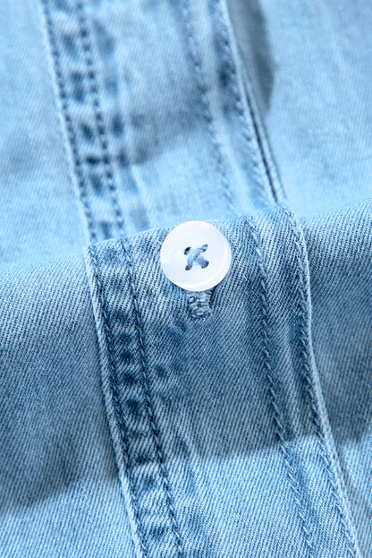 Myosotis – Gerüschtes, geknöpftes Etuikleid aus Denim mit V-Ausschnitt