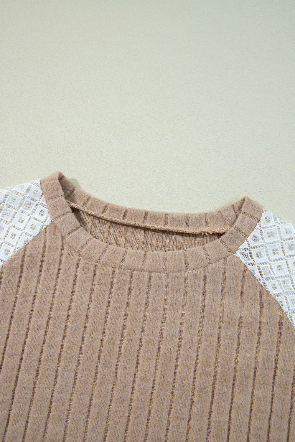 Langärmlige gerippte Bluse mit Patchwork-Muster und Blumenmuster