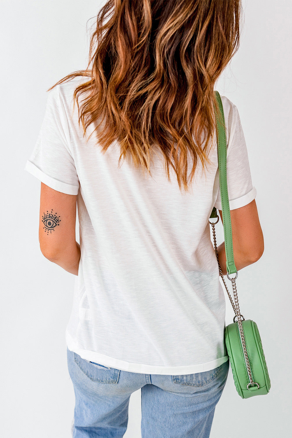 Weißes T-Shirt mit Herbstbrise und Herbstblättern