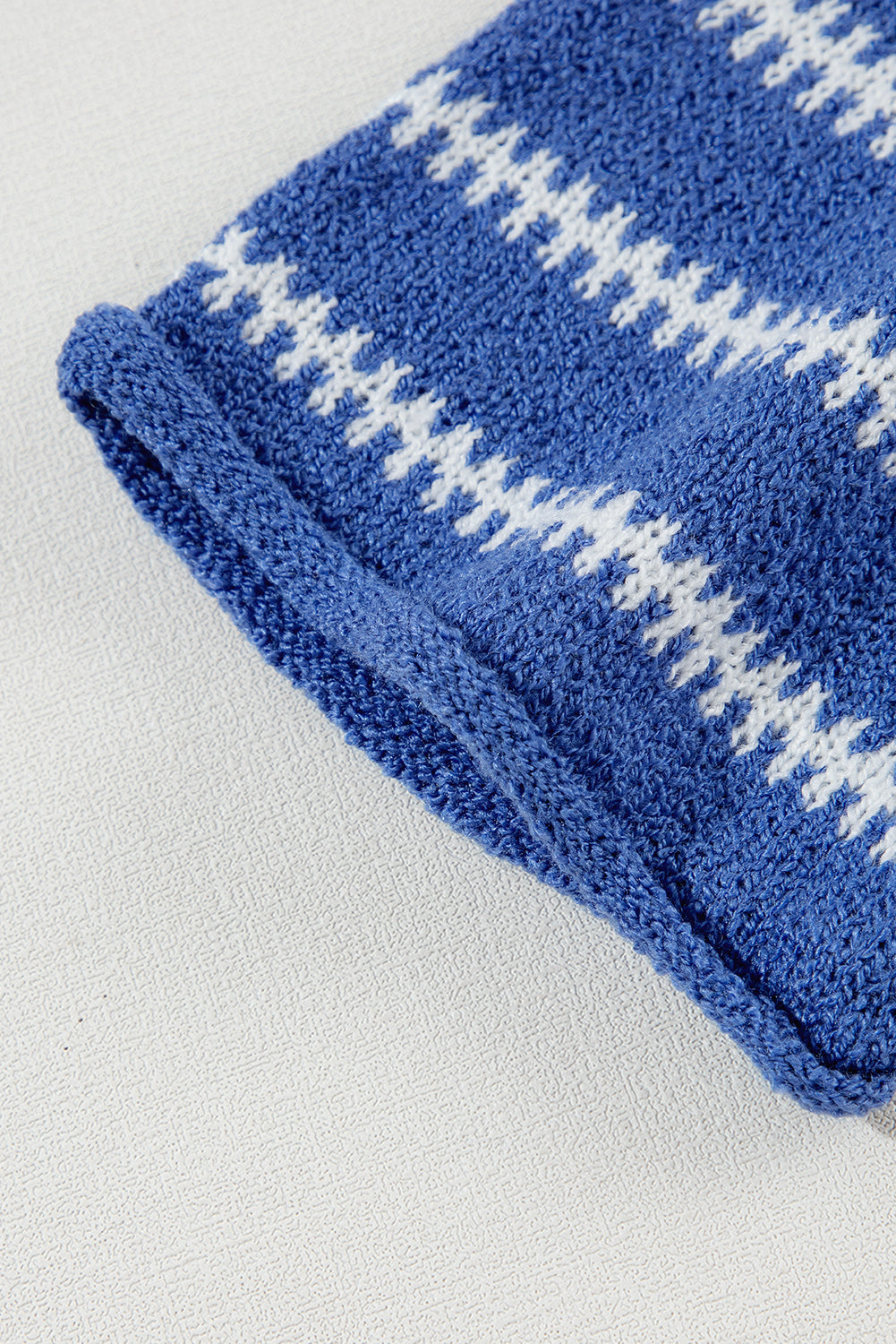 Himmelblauer, gestreifter Freizeitpullover mit überschnittener Schulter