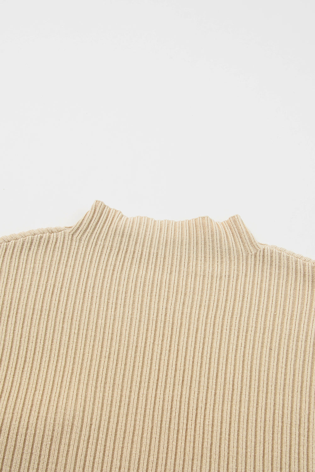 Haferflockenfarbener Rippstrickpullover mit aufgesetzten Taschen und kurzen Ärmeln