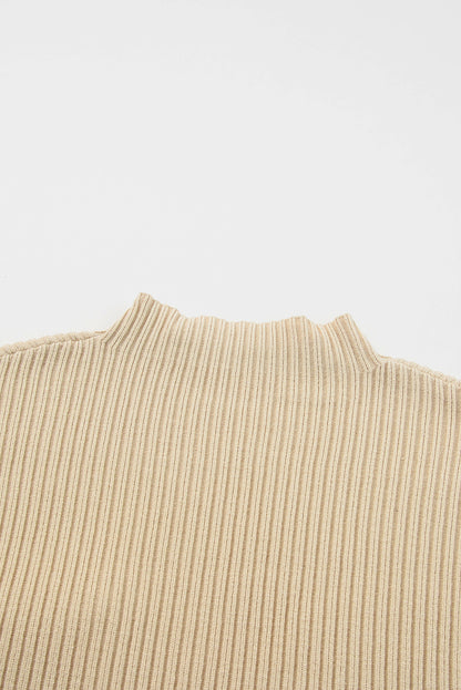 Haferflockenfarbener Rippstrickpullover mit aufgesetzten Taschen und kurzen Ärmeln