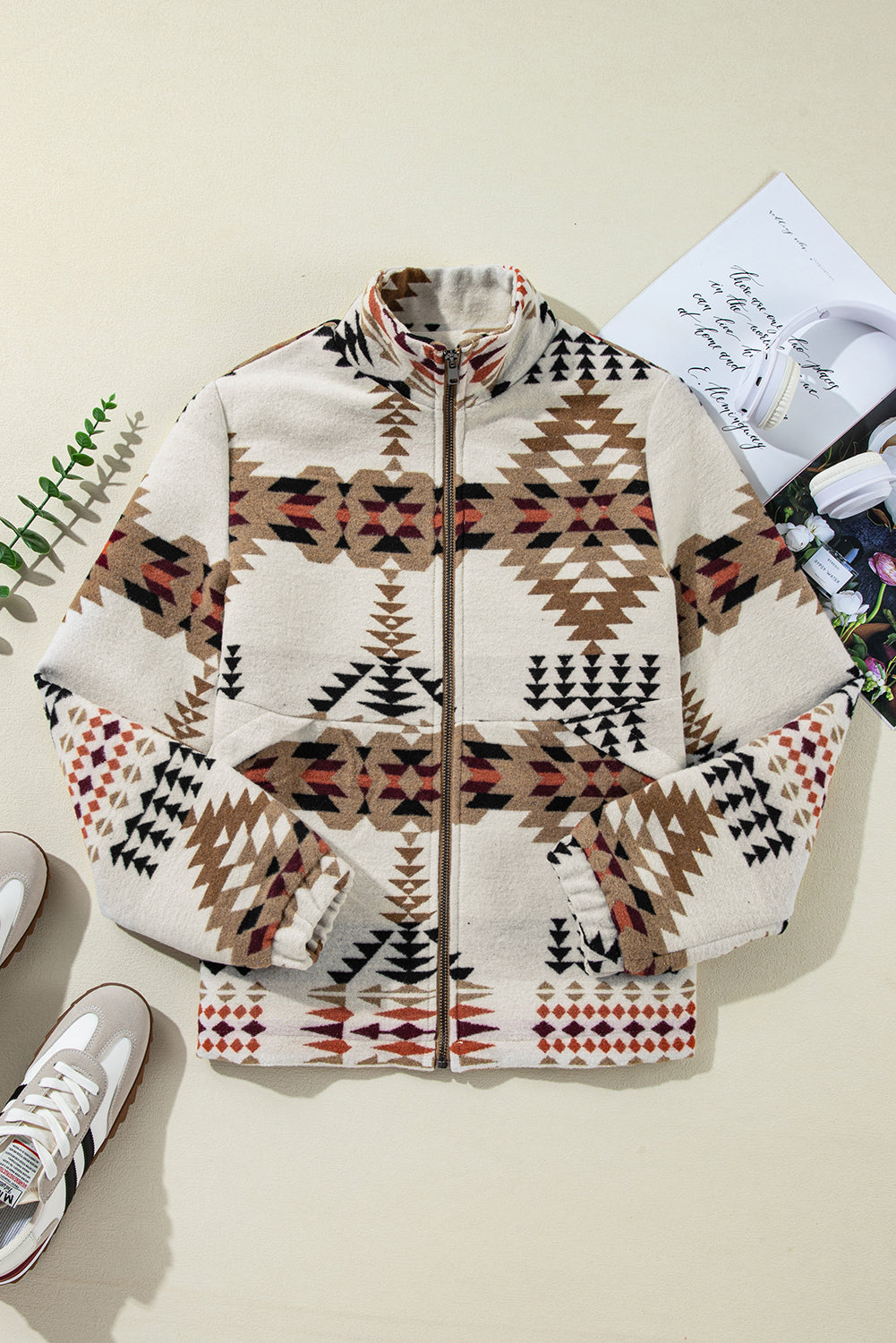 Beige Jacke mit Stehkragen und Reißverschluss im Aztekenmuster