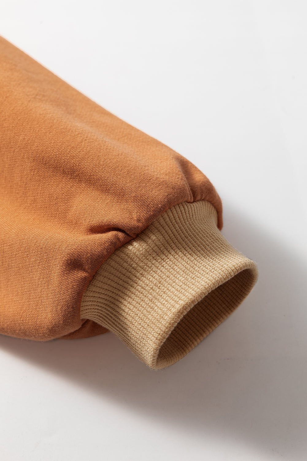 Khakifarbenes Sweatshirt mit Patchwork-Farbblock und überschnittener Schulterpartie aus Spitze