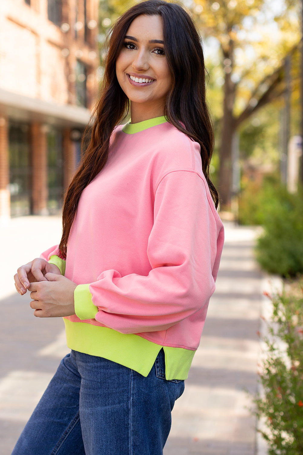 Rosa Sweatshirt mit Farbblock-Muster und Puffärmeln