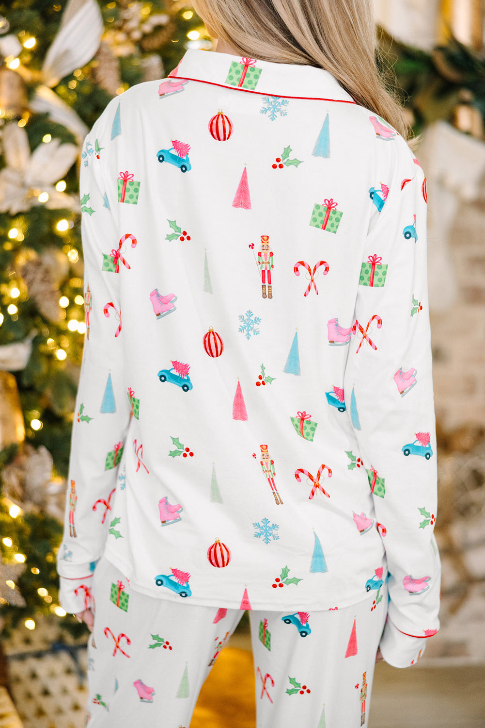 Weiße Nachtwäsche mit Revershemd und Hose mit Weihnachtsdruck