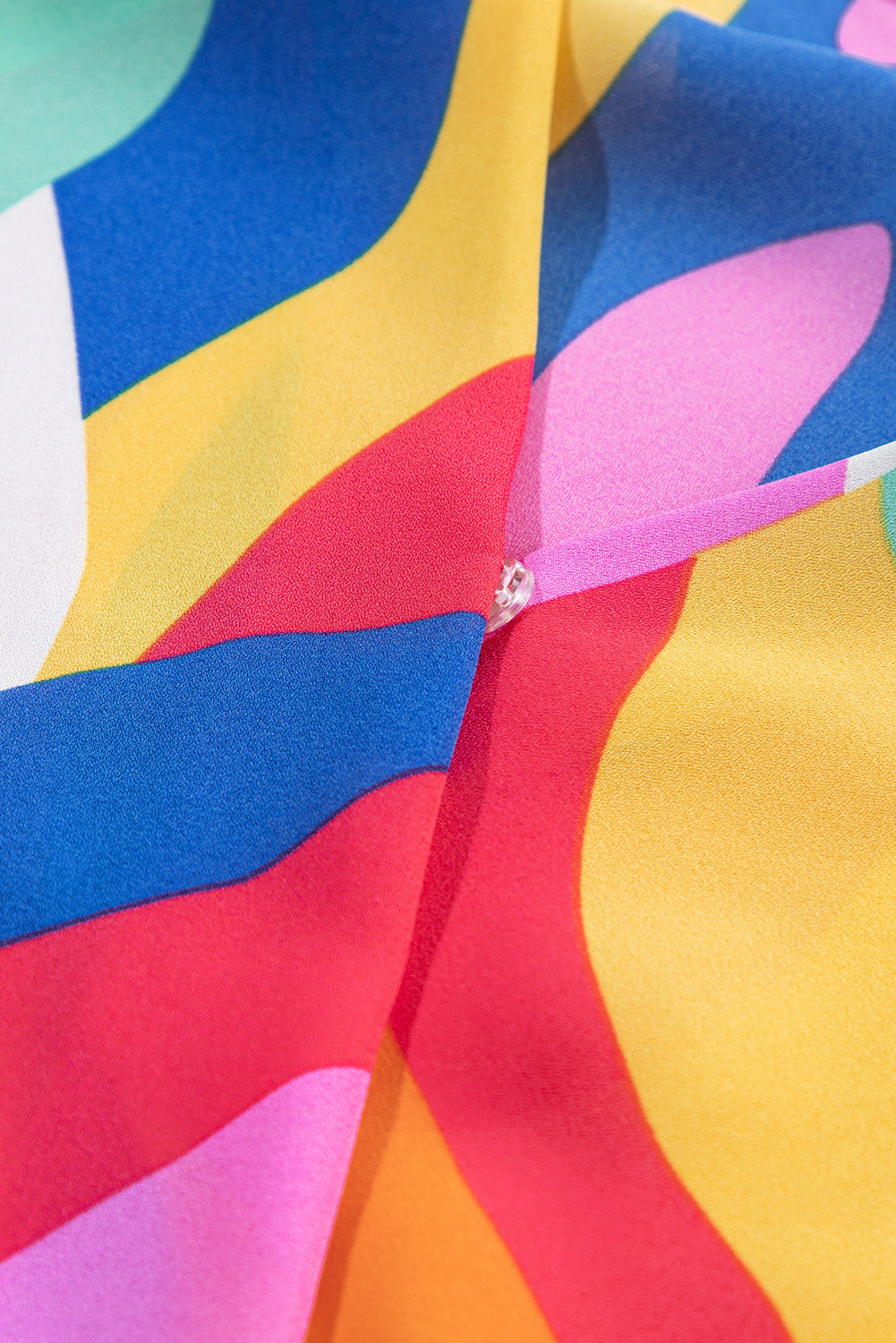 Mehrfarbiges Minikleid mit abstraktem Print und Gürtel und Puffärmeln