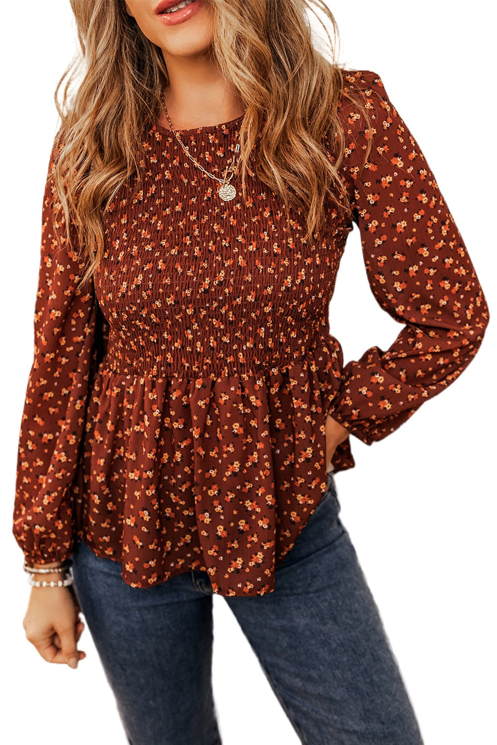 Boho-Bluse mit Blumenmuster, gesmokten Büsten und Rüschen und Schößchen