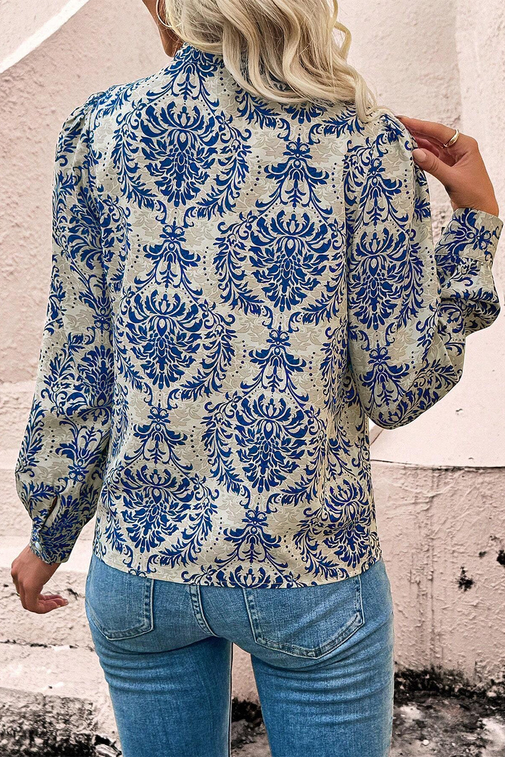 Himmelblaues Spitzenhemd mit böhmischem Print und Bischofsärmeln