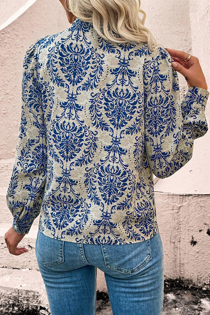 Himmelblaues Spitzenhemd mit böhmischem Print und Bischofsärmeln
