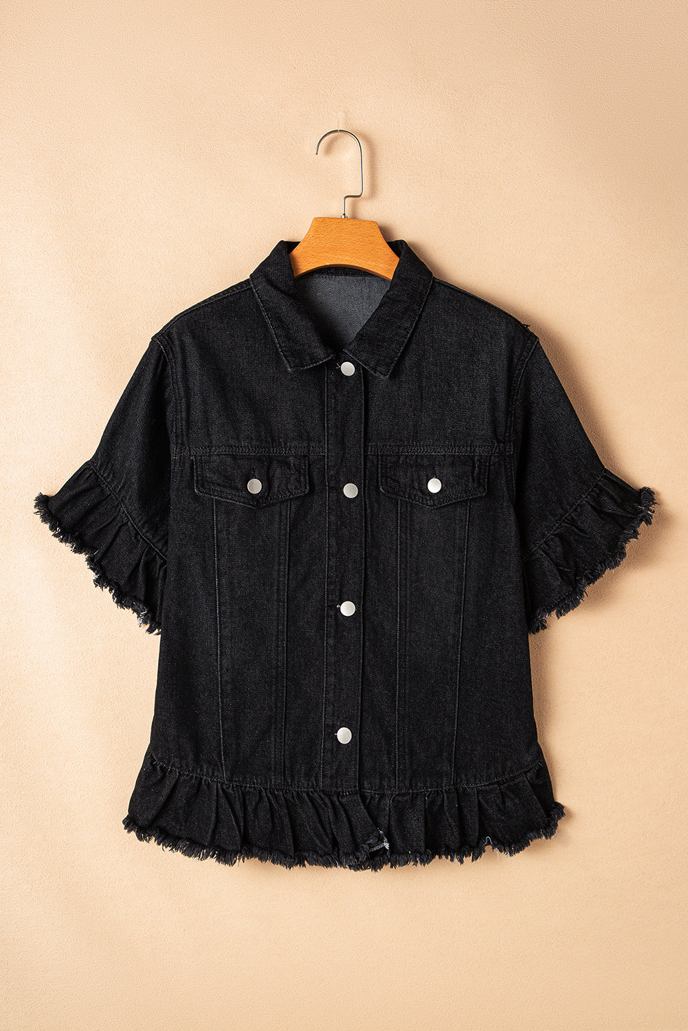 Schwarze, gerüschte, kurzärmlige Jeansjacke mit ungesäumten Kanten