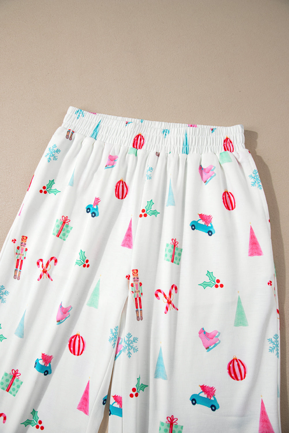 Weiße Nachtwäsche mit Revershemd und Hose mit Weihnachtsdruck