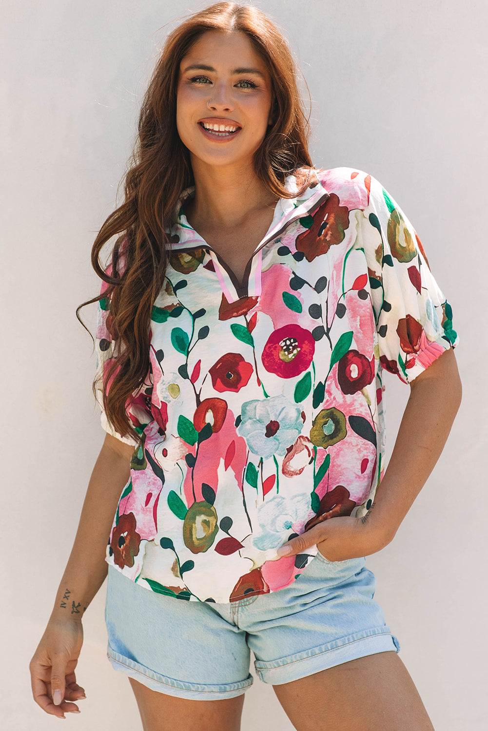 Rosa Bluse mit Blumenmuster und Schlitz und V-Ausschnitt, kurzärmlig