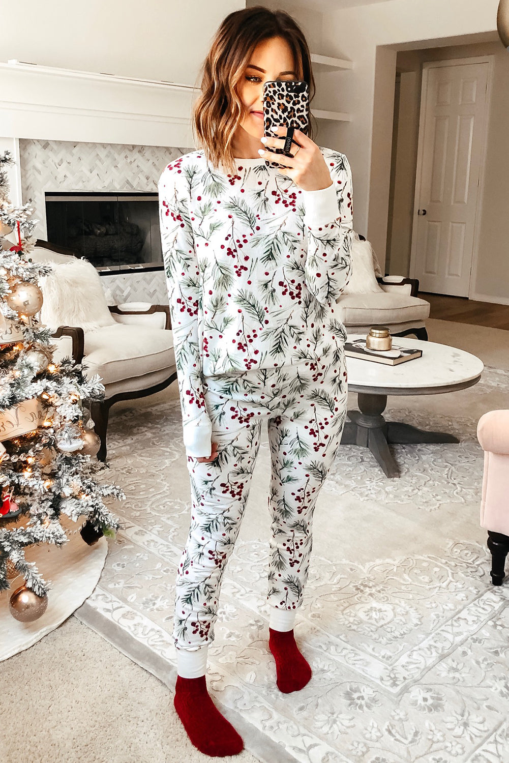 Weißes Thermo-Lounge-Set mit Pullover und Hose im Stechpalmen-Print