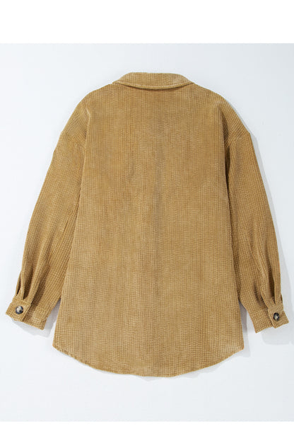 Hellbeige Cord-Shacket mit aufgesetzten Taschen und Knopfleiste