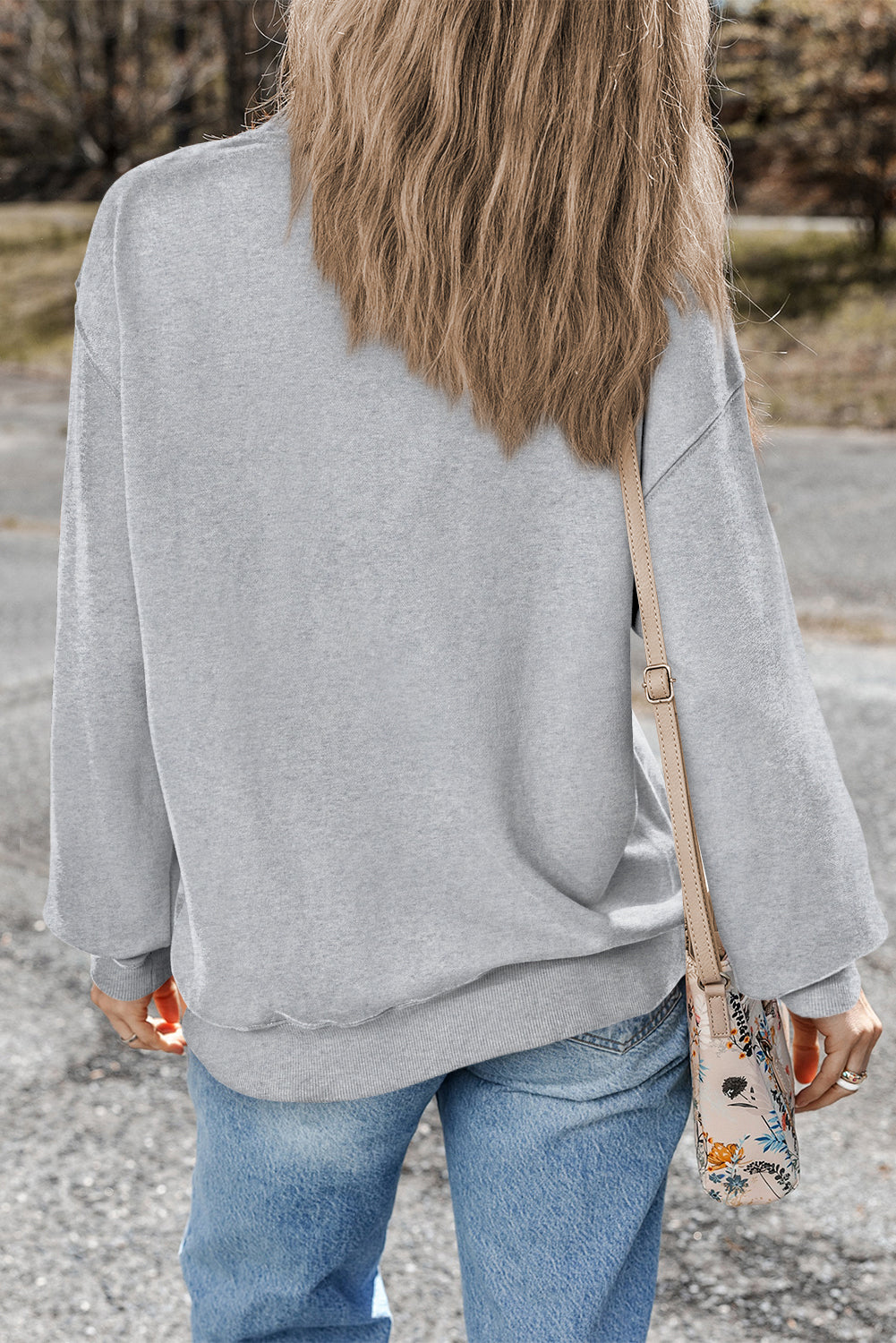 Hellgraues, schlichtes Sweatshirt mit Rundhalsausschnitt und überschnittener Schulter