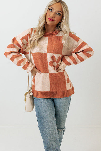 Brauner Pullover mit kariertem Blumenmuster und gestreiften Ärmeln