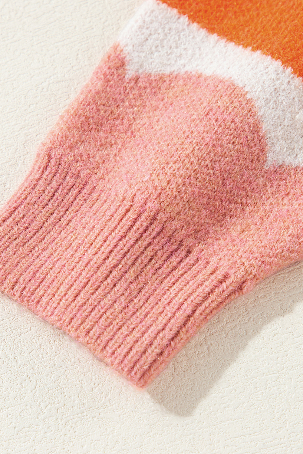 Rosaroter Pullover mit Wellenstreifen und Ballonärmeln sowie überschnittener Schulter