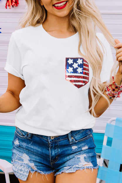 Weißes T-Shirt mit amerikanischer Flagge und Pailletten-Patch an der Tasche