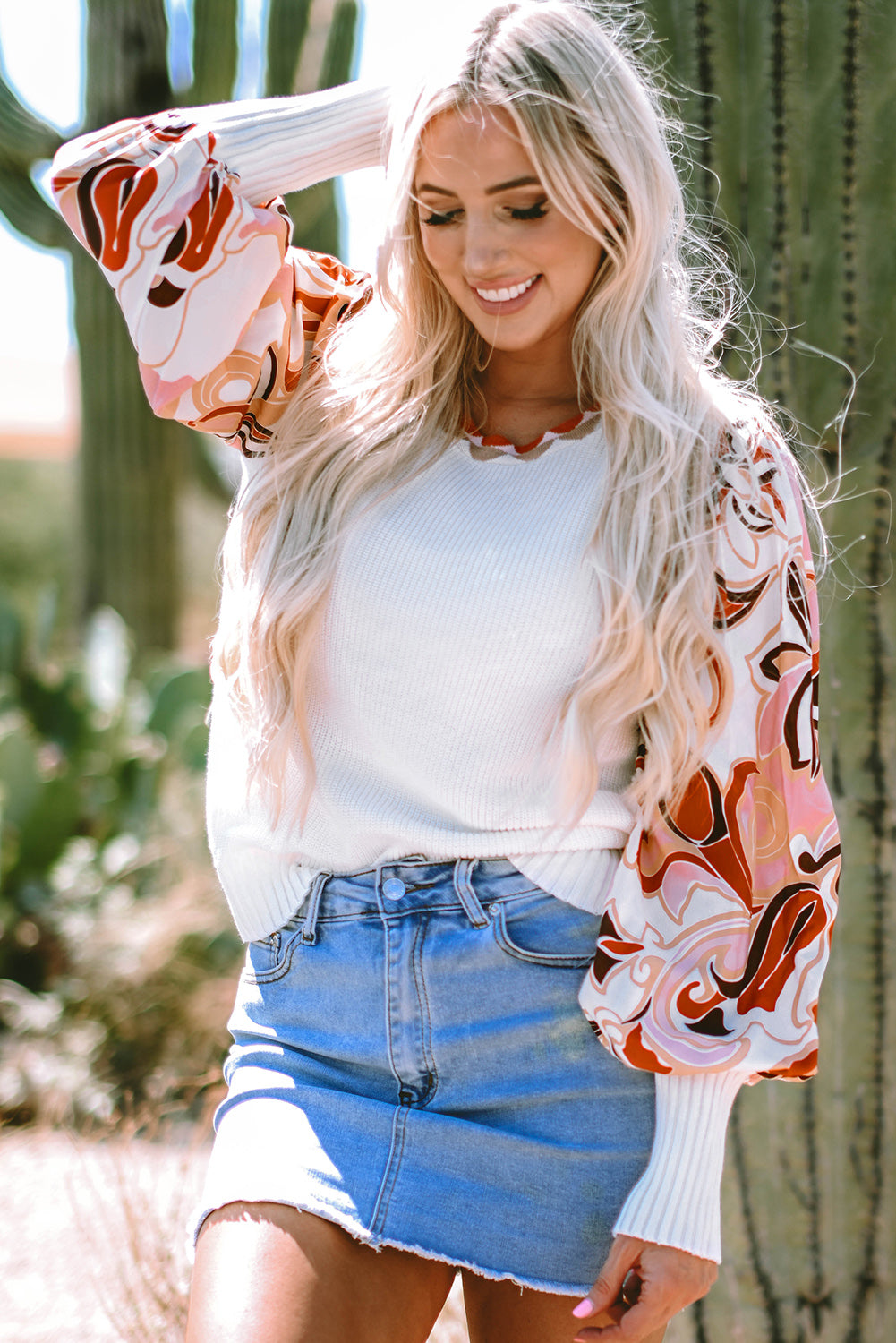 Weißer Pullover mit Blumenaufnähern und Bischofsärmeln