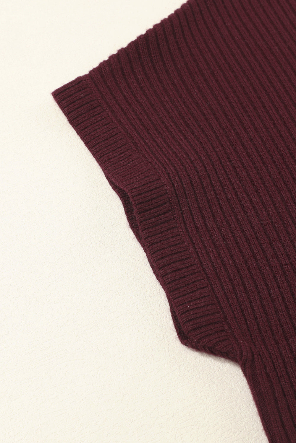 Mineralroter, gerippter Strickpullover mit aufgesetzten Taschen und kurzen Ärmeln