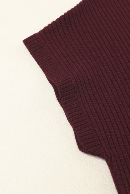 Mineralroter, gerippter Strickpullover mit aufgesetzten Taschen und kurzen Ärmeln