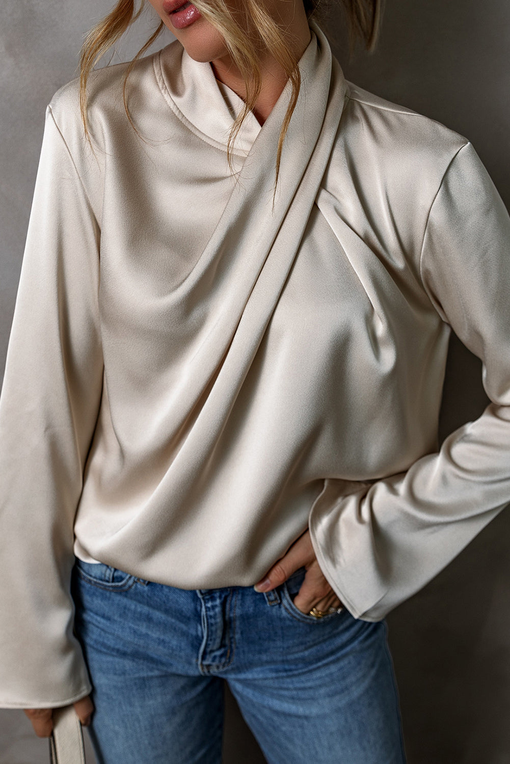 Jet Stream Satinbluse mit gekreuzter Vorderseite und Schlitz hinten