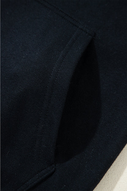 Schwarzer, einfarbiger Kapuzenpullover mit Raglanärmeln und Nieten und Tasche
