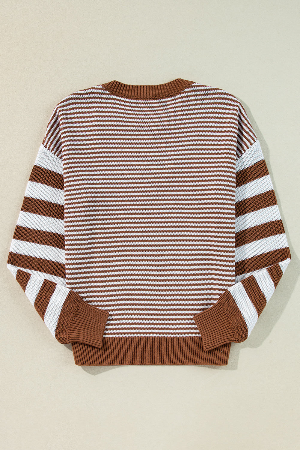 Braun gestreifter Pullover mit geometrisch strukturierter, überschnittener Schulter