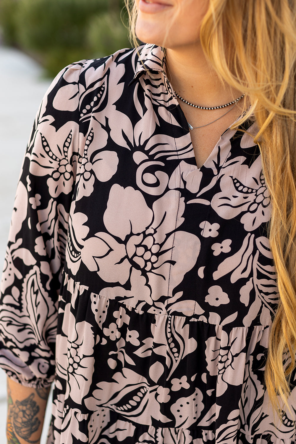 Schwarzes Maxikleid mit Blumenmuster und Kragen in Übergröße