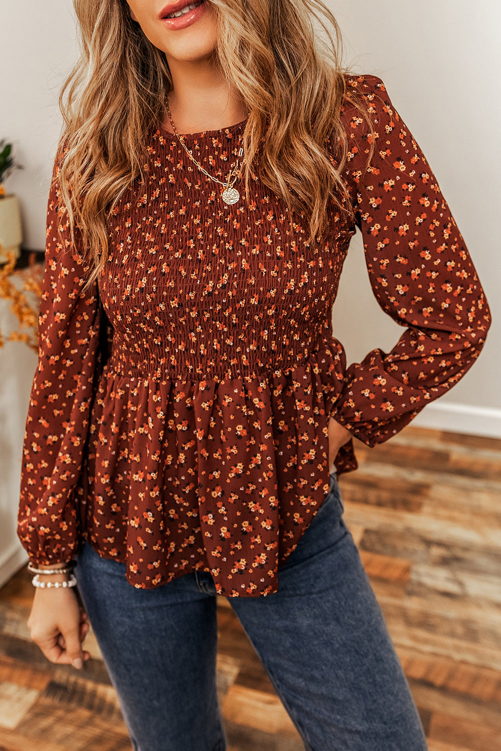 Boho-Bluse mit Blumenmuster, gesmokten Büsten und Rüschen und Schößchen