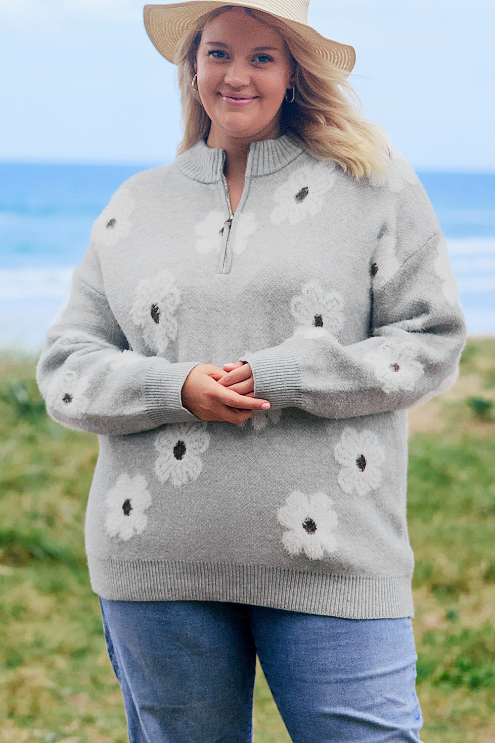 Grauer Pullover mit halbem Reißverschluss und Blumenmuster in Übergröße
