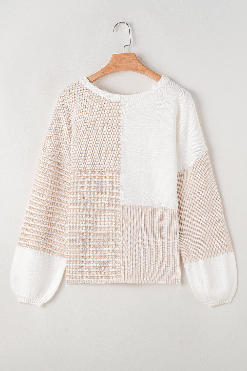 Haferflockenfarbener Strickpullover mit gemischtem Muster und Schlüssellochausschnitt und überschnittener Schulter