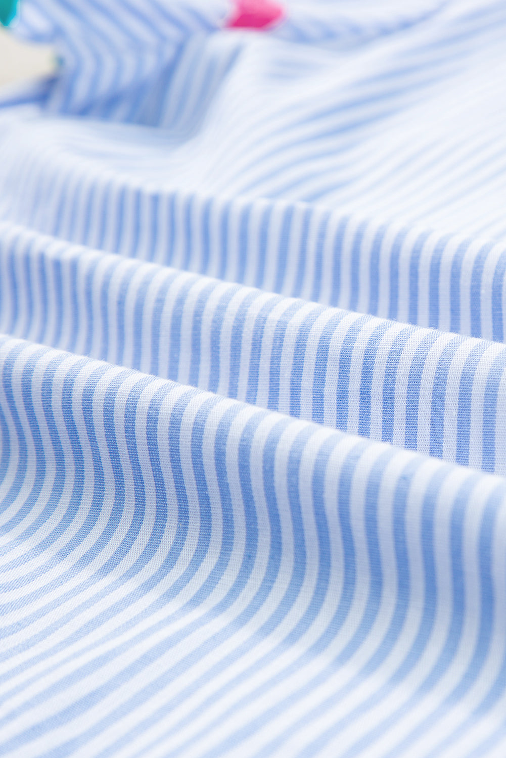 Himmelblaue Bluse mit Streifen, Ricrac-Besatz, geschlitztem Halsausschnitt, gestreiften Rüschenärmeln