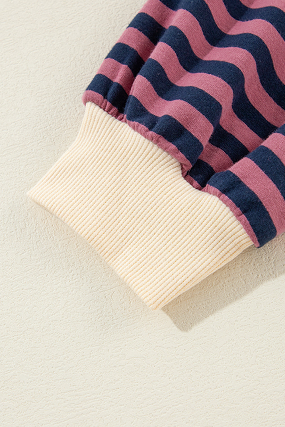 Oversize-Pullover mit rotem Streifenmuster und Kontrastbesatz