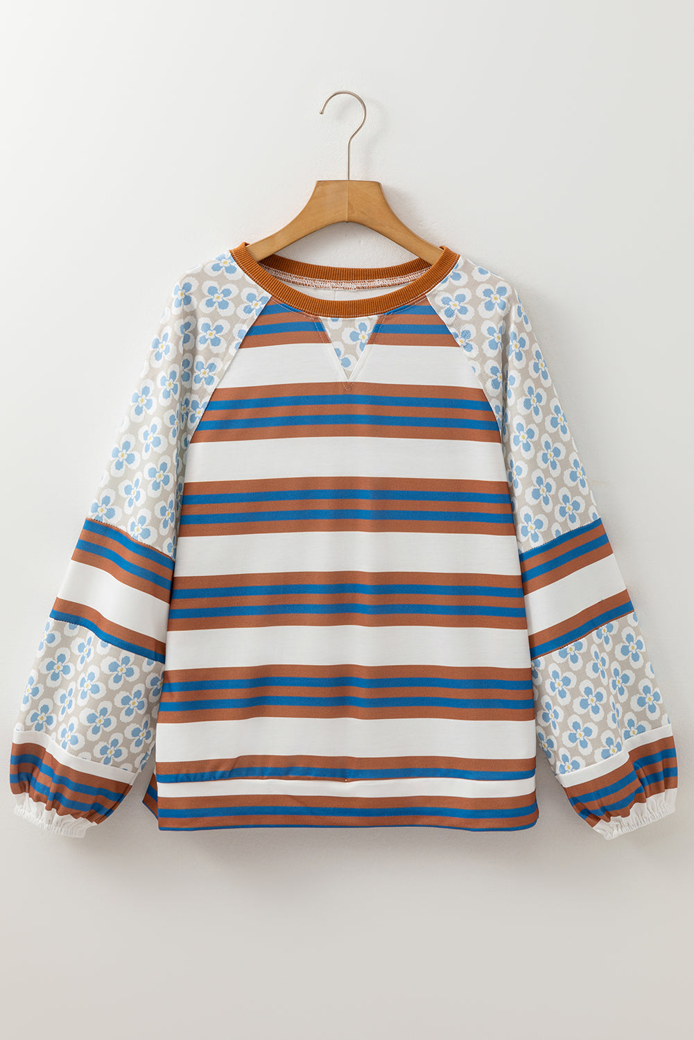 Weiße Bluse mit Streifen und Blumenmuster im Patchwork-Stil und Laternenärmeln