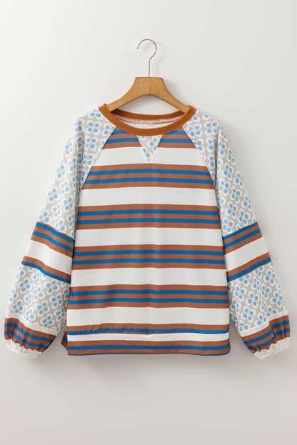 Weiße Bluse mit Streifen und Blumenmuster im Patchwork-Stil und Laternenärmeln