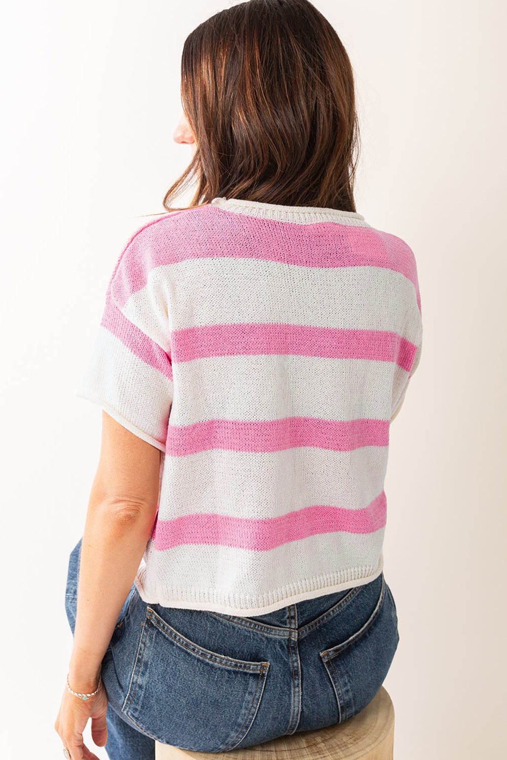 Leichtes Strickoberteil mit kurzen Ärmeln und rosa Streifen