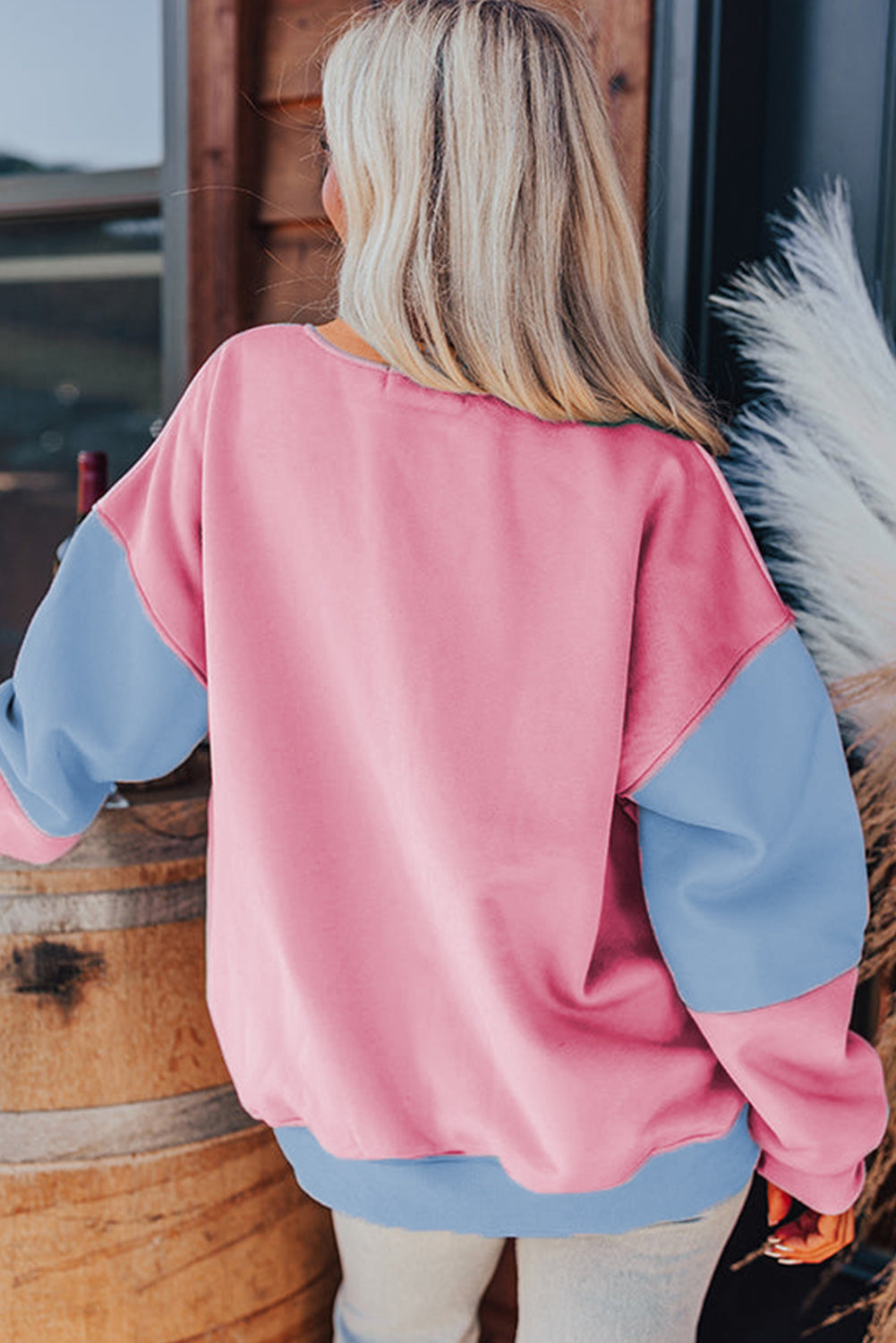 Himmelblaues Sweatshirt mit überschnittener Schulter und Patchwork-Farbblock