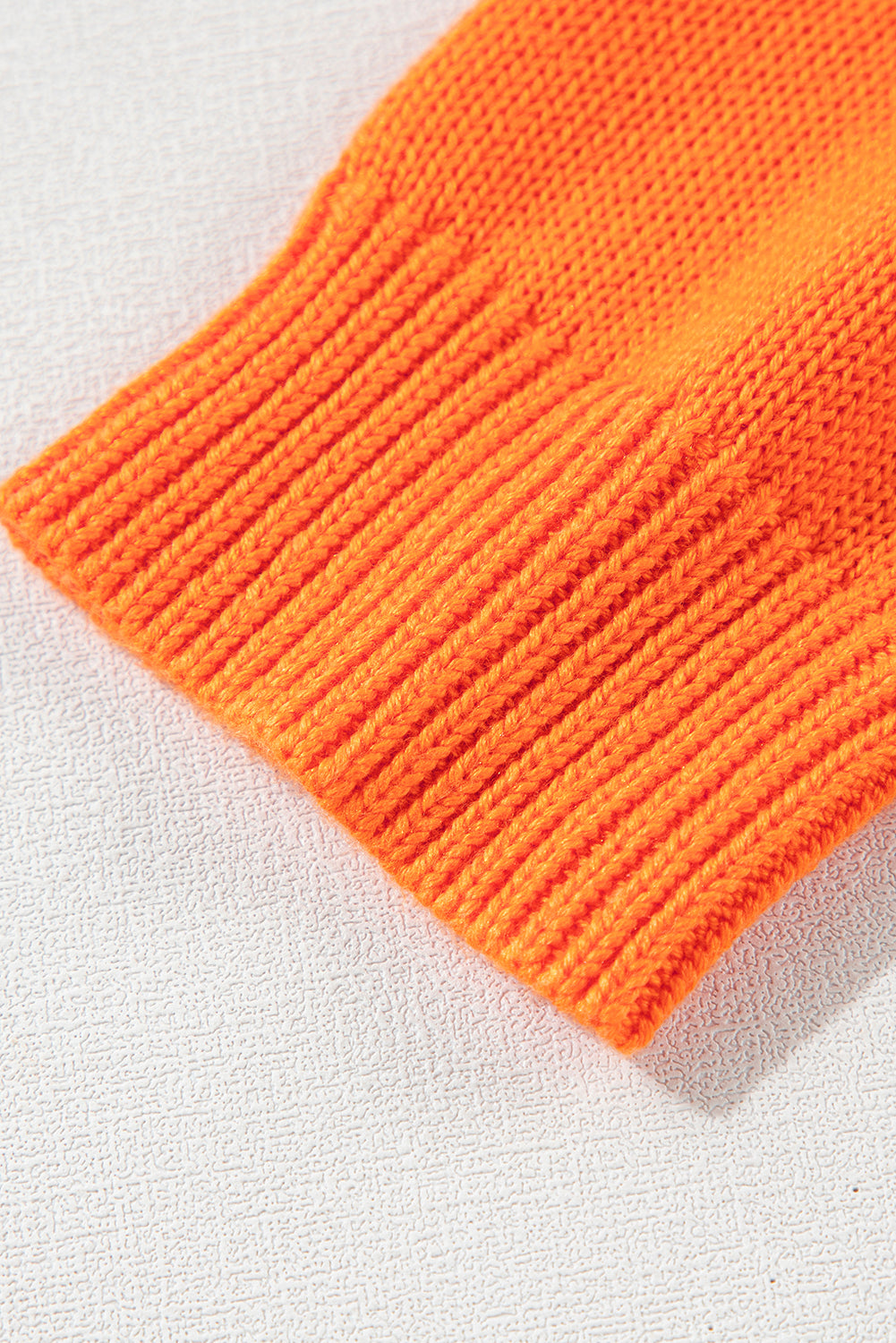 Orangefarbener, lockerer Strickcardigan mit Blumenmuster und offener Vorderseite