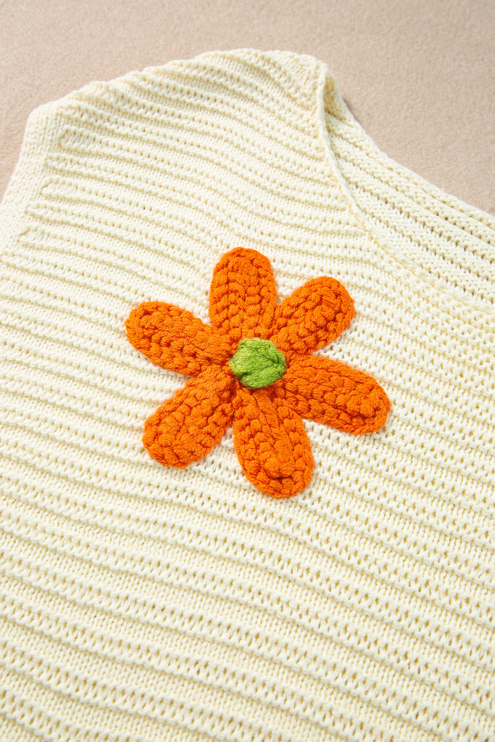 Weißes Stricktop mit Rundhalsausschnitt und Häkelmuster mit Blumenmuster