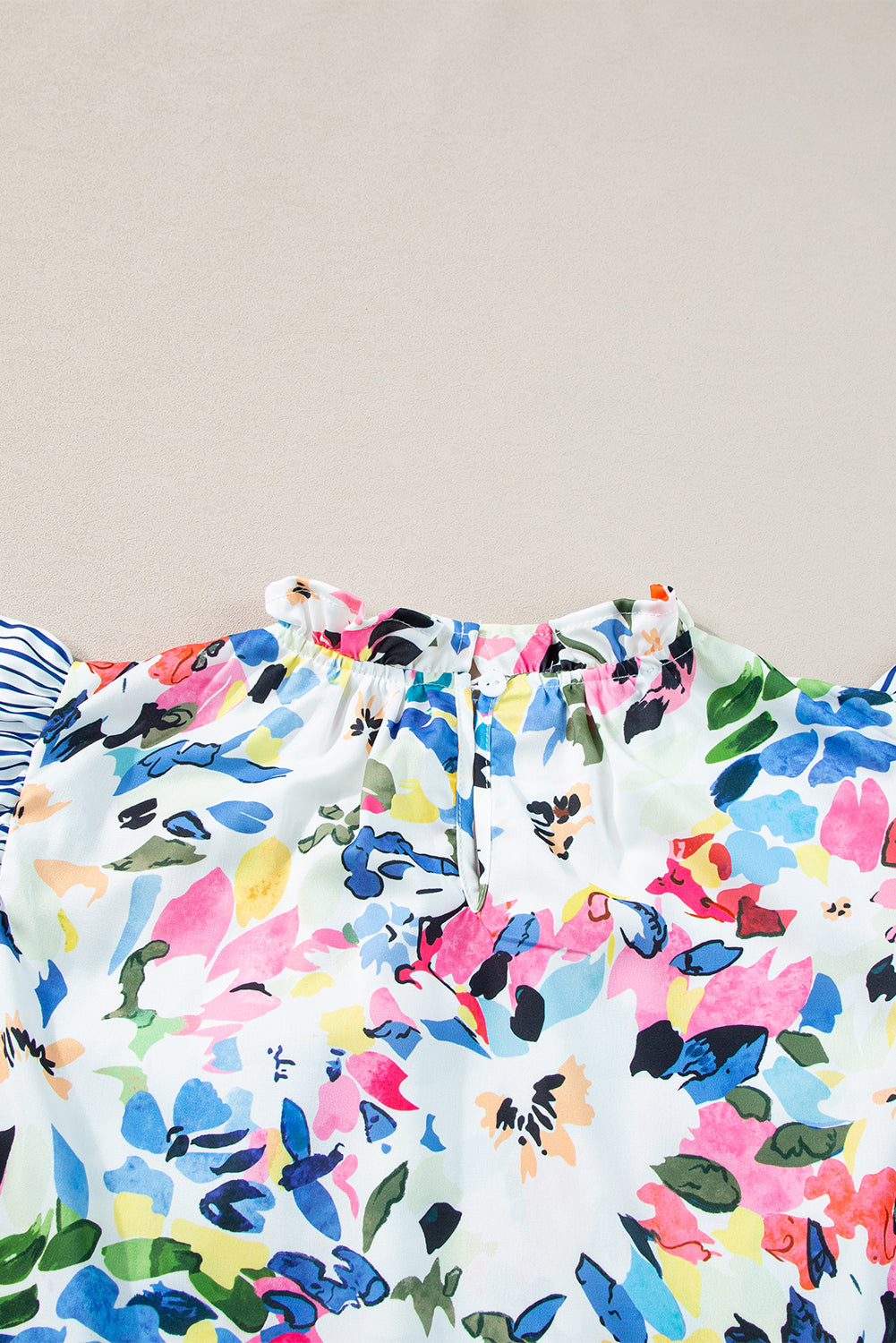 Hellblaue Bluse mit Blumenmuster und Streifen und Rüschenärmeln