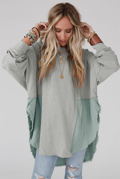 Graue Oversize-Bluse mit Crinkle-Spleißen und offenem Saum, High Low