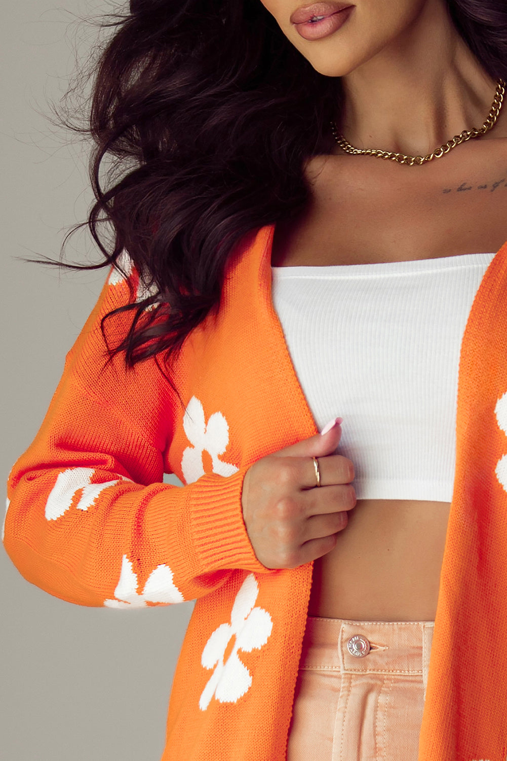 Orangefarbener, lockerer Strickcardigan mit Blumenmuster und offener Vorderseite
