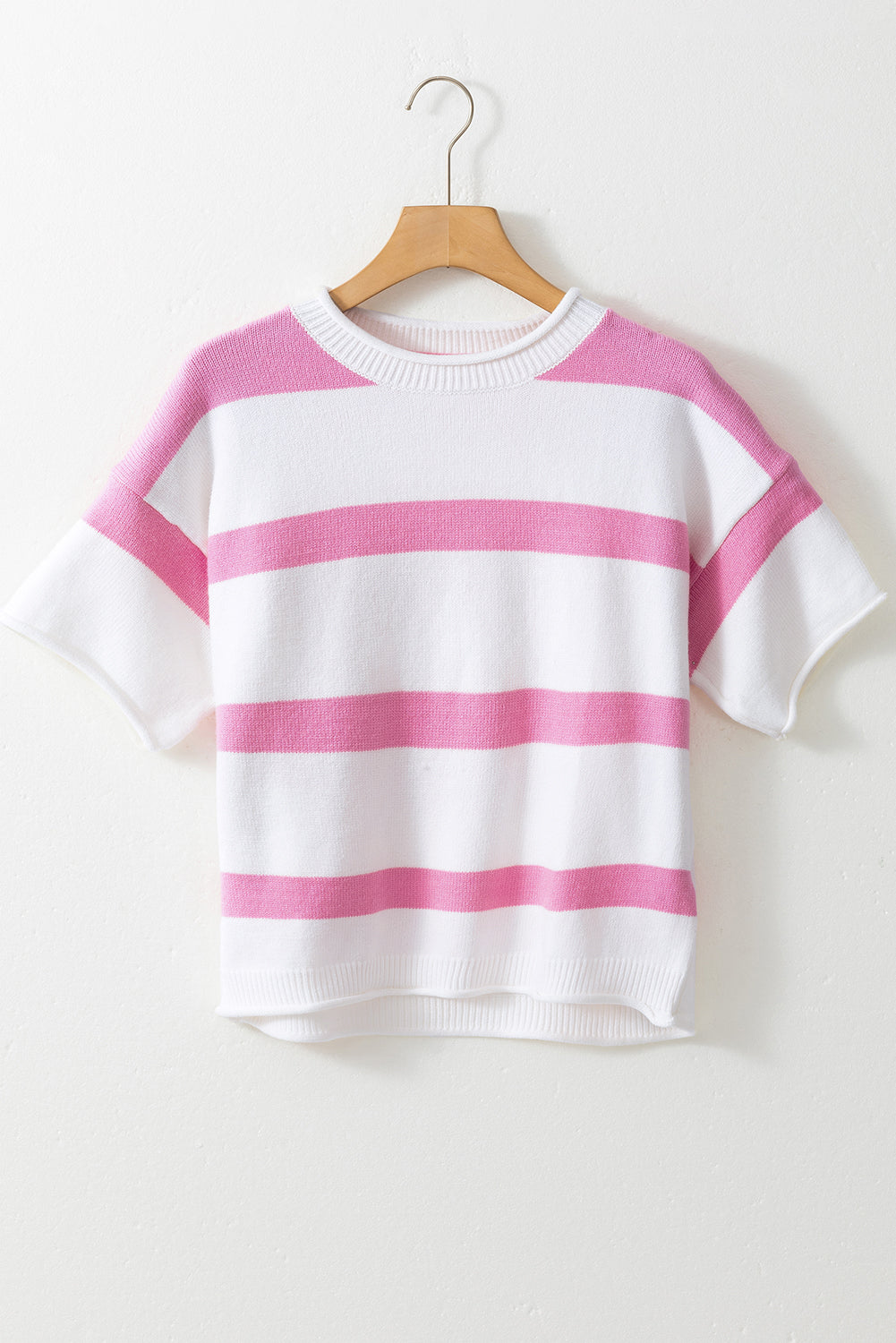 Leichtes Strickoberteil mit kurzen Ärmeln und rosa Streifen