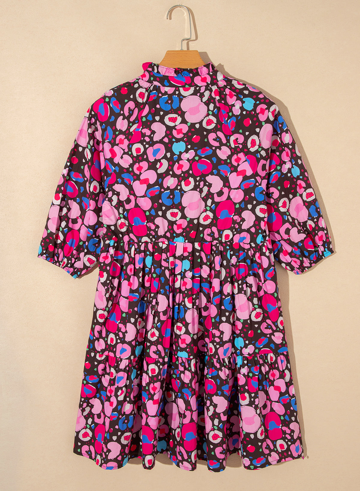 Kurzes Kleid mit abstraktem Rosendruck und V-Ausschnitt und Kragen, halblangen Ärmeln